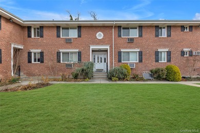 (private lake, pond, coastal) Home For Sale in Amityville New York