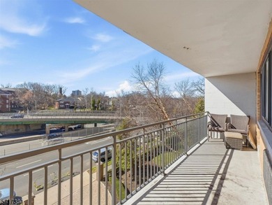 Welcome to this beautifully appointed move-in-ready condo - photo 1