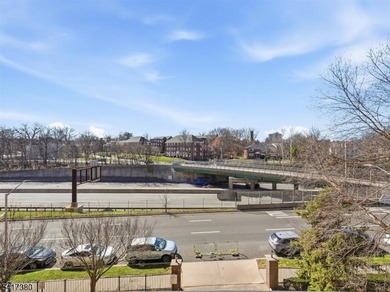 Welcome to this beautifully appointed move-in-ready condo - photo 3