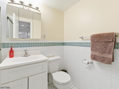 Welcome to this beautifully appointed move-in-ready condo - photo 4