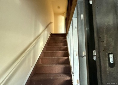 Colonial-style, Legal 2-family home, with 3 levels, featuring 5 - photo 3