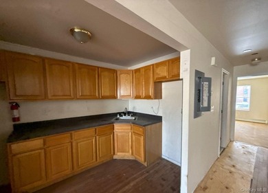Colonial-style, Legal 2-family home, with 3 levels, featuring 5 - photo 5