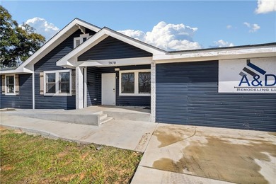 This fully updated commercial building offers 1,350 sqft of