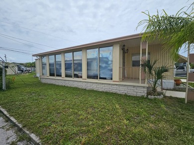 Welcome to your peaceful retreat in this beautiful 2-bedroom - photo 2