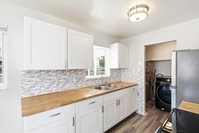 Beautifully renovated 3 Bedroom SINGLE FAMILY HOME in the - photo 4