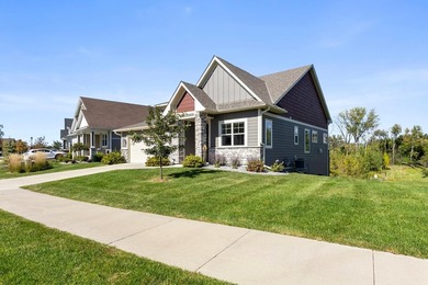 Welcome to this stunning custom-built home, perfectly situated - photo 2