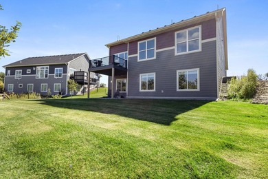Welcome to this stunning custom-built home, perfectly situated - photo 4