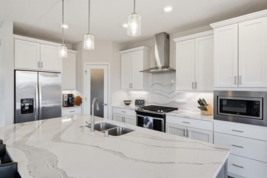 Welcome to this stunning custom-built home, perfectly situated - photo 5