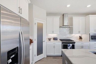 Welcome to this stunning custom-built home, perfectly situated - photo 7