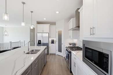Welcome to this stunning custom-built home, perfectly situated - photo 8