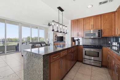 Spectacular front unit with floor to ceiling windows that allow - photo 13