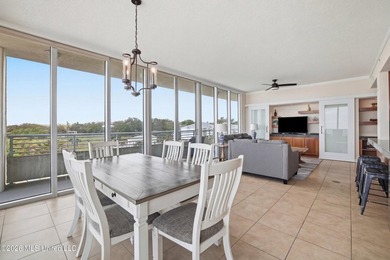 Spectacular front unit with floor to ceiling windows that allow - photo 19