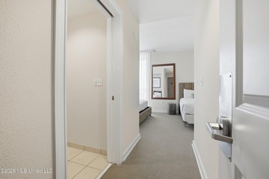 Spectacular front unit with floor to ceiling windows that allow - photo 21