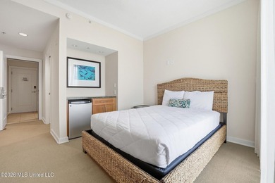 Spectacular front unit with floor to ceiling windows that allow - photo 26