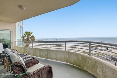 Spectacular front unit with floor to ceiling windows that allow - photo 40
