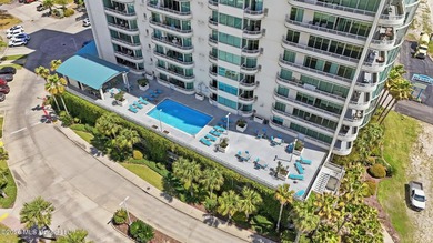 Spectacular front unit with floor to ceiling windows that allow - photo 47