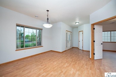Welcome to this beautiful 3 bedroom, 2 bathroom patio home - photo 3