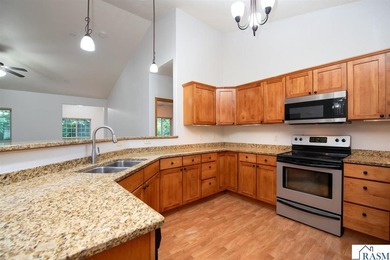 Welcome to this beautiful 3 bedroom, 2 bathroom patio home - photo 6