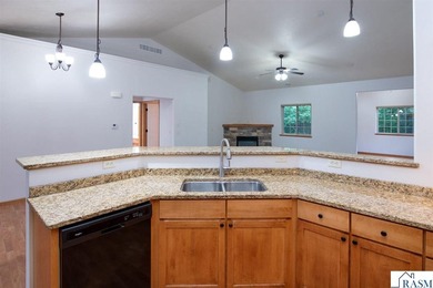 Welcome to this beautiful 3 bedroom, 2 bathroom patio home - photo 7