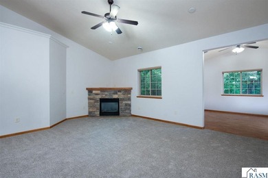 Welcome to this beautiful 3 bedroom, 2 bathroom patio home - photo 9