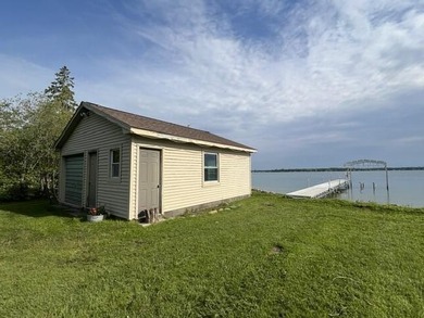 Ranch home with 100' of frontage on Grand Lake with over 5,000 - photo 5