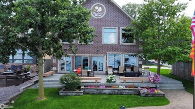 Unrivaled Waterfront Luxury with Private Guest Retreat & Sandy - photo 3