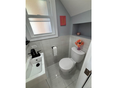 Welcome to this fully renovated 3 bedroom, 2 1/2 bathroom - photo 11