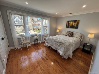 Welcome to this fully renovated 3 bedroom, 2 1/2 bathroom - photo 18