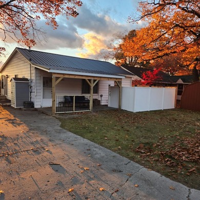 Enjoy waterfront living in this charming 2-bedroom, 1-bath home - photo 6