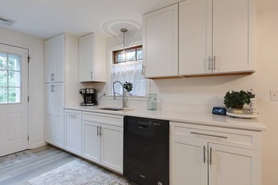 Enjoy this beautifully updated Ranch set on a corner lot w/ - photo 3