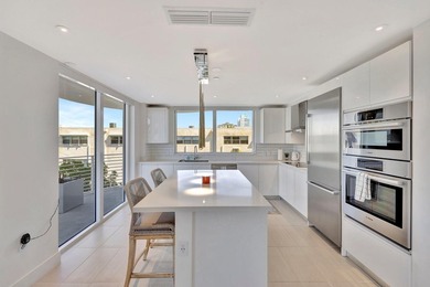 Stunning half-floor 2BR + den just 3 blocks from the sand in the - photo 18