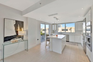Stunning half-floor 2BR + den just 3 blocks from the sand in the - photo 19