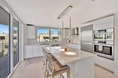 Stunning half-floor 2BR + den just 3 blocks from the sand in the - photo 20