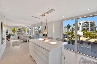 Stunning half-floor 2BR + den just 3 blocks from the sand in the - photo 21