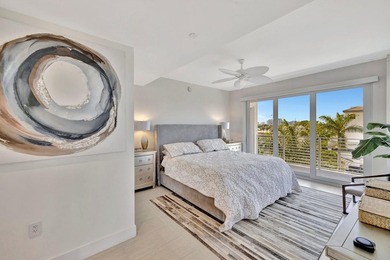 Stunning half-floor 2BR + den just 3 blocks from the sand in the - photo 24