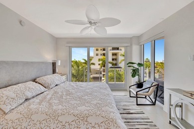 Stunning half-floor 2BR + den just 3 blocks from the sand in the - photo 25