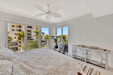 Stunning half-floor 2BR + den just 3 blocks from the sand in the - photo 26