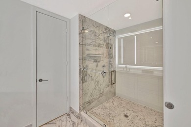 Stunning half-floor 2BR + den just 3 blocks from the sand in the - photo 29