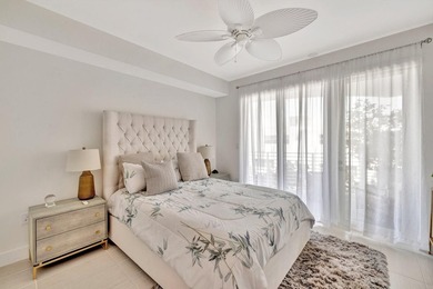 Stunning half-floor 2BR + den just 3 blocks from the sand in the - photo 32