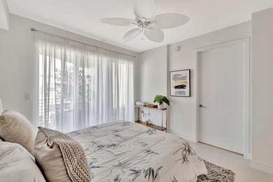 Stunning half-floor 2BR + den just 3 blocks from the sand in the - photo 33