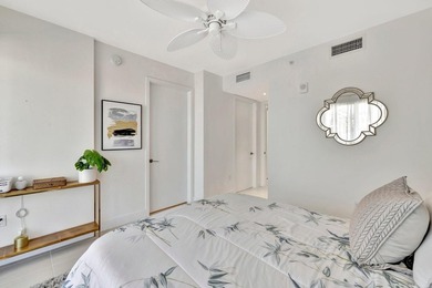 Stunning half-floor 2BR + den just 3 blocks from the sand in the - photo 34