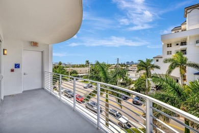 Stunning half-floor 2BR + den just 3 blocks from the sand in the - photo 41