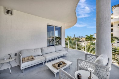 Stunning half-floor 2BR + den just 3 blocks from the sand in the - photo 43