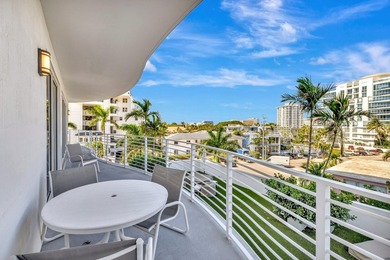 Stunning half-floor 2BR + den just 3 blocks from the sand in the - photo 44
