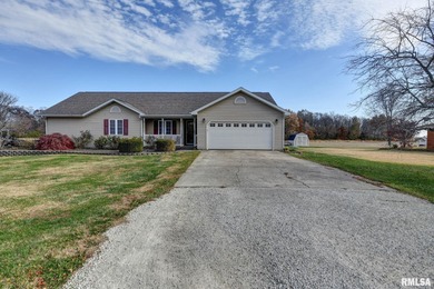 Bertinetti Lake Home Sale Pending in Taylorville Illinois