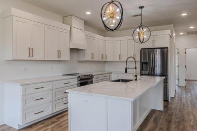 Beautiful approx. 2130 sq ft brick home featuring an open floor - photo 13