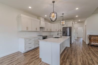Beautiful approx. 2130 sq ft brick home featuring an open floor - photo 15