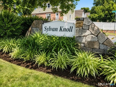 Amazing opportunity, move-in ready 2-bedroom, 2-bath townhouse - photo 16