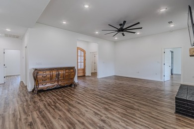 Beautiful approx. 2130 sq ft brick home featuring an open floor - photo 20