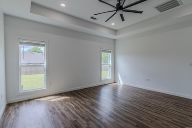 Beautiful approx. 2130 sq ft brick home featuring an open floor - photo 21